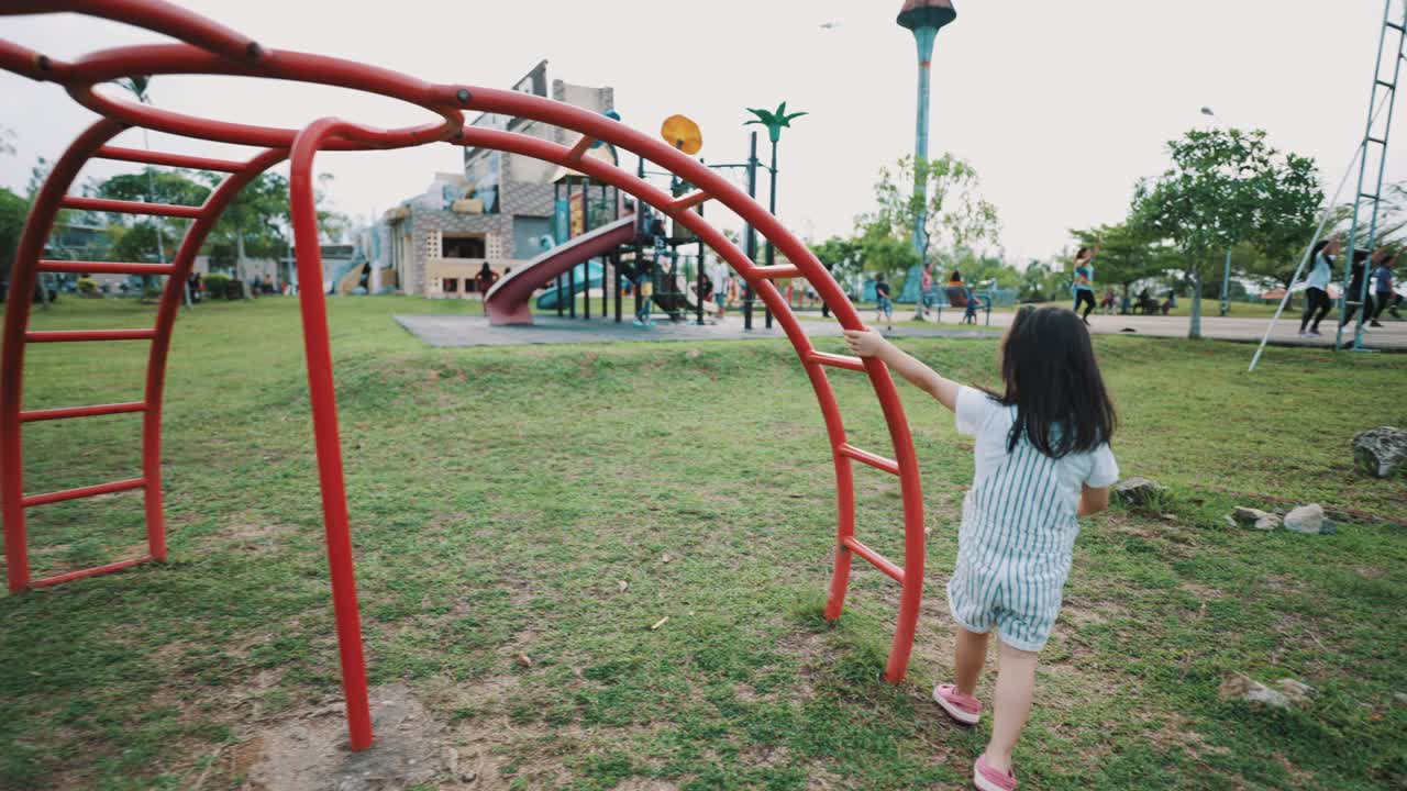 顽皮的孩子们在操场上享受快乐时光。视频素材