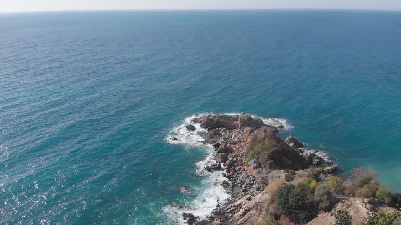 岩石海岸，海浪撞击岩石，产生白色泡沫。海浪撞击岩石。景观与自然。岩石海岸的边缘。自然美视频素材