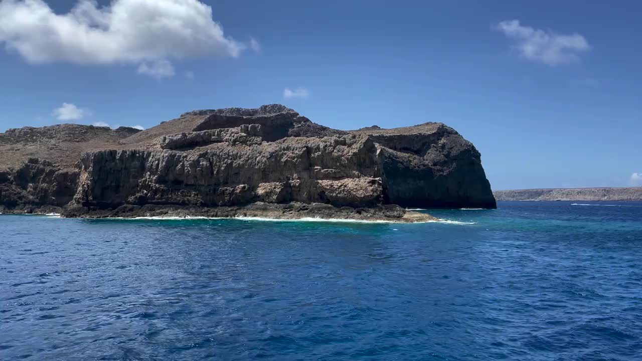 从大海到克里特岛的岩石海岸。视频素材