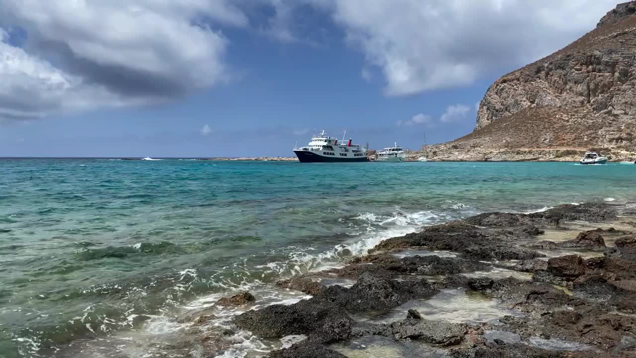 看到巴洛斯湾，大海和克里特岛的船只。视频素材