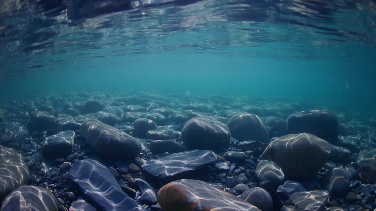 水下观海与石头底部，波浪和蓝色水晶水。视频素材