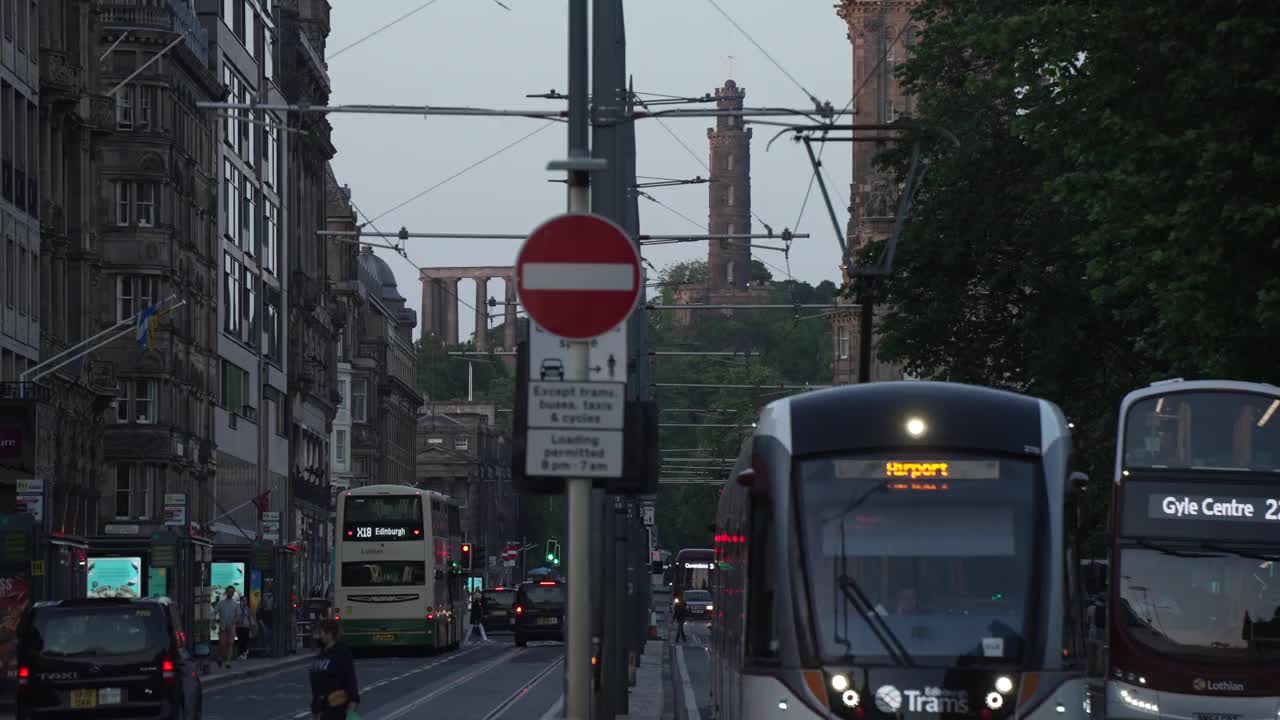 交通在王子街，卡尔顿山的背景，爱丁堡，洛锡安，苏格兰，英国，欧洲视频素材