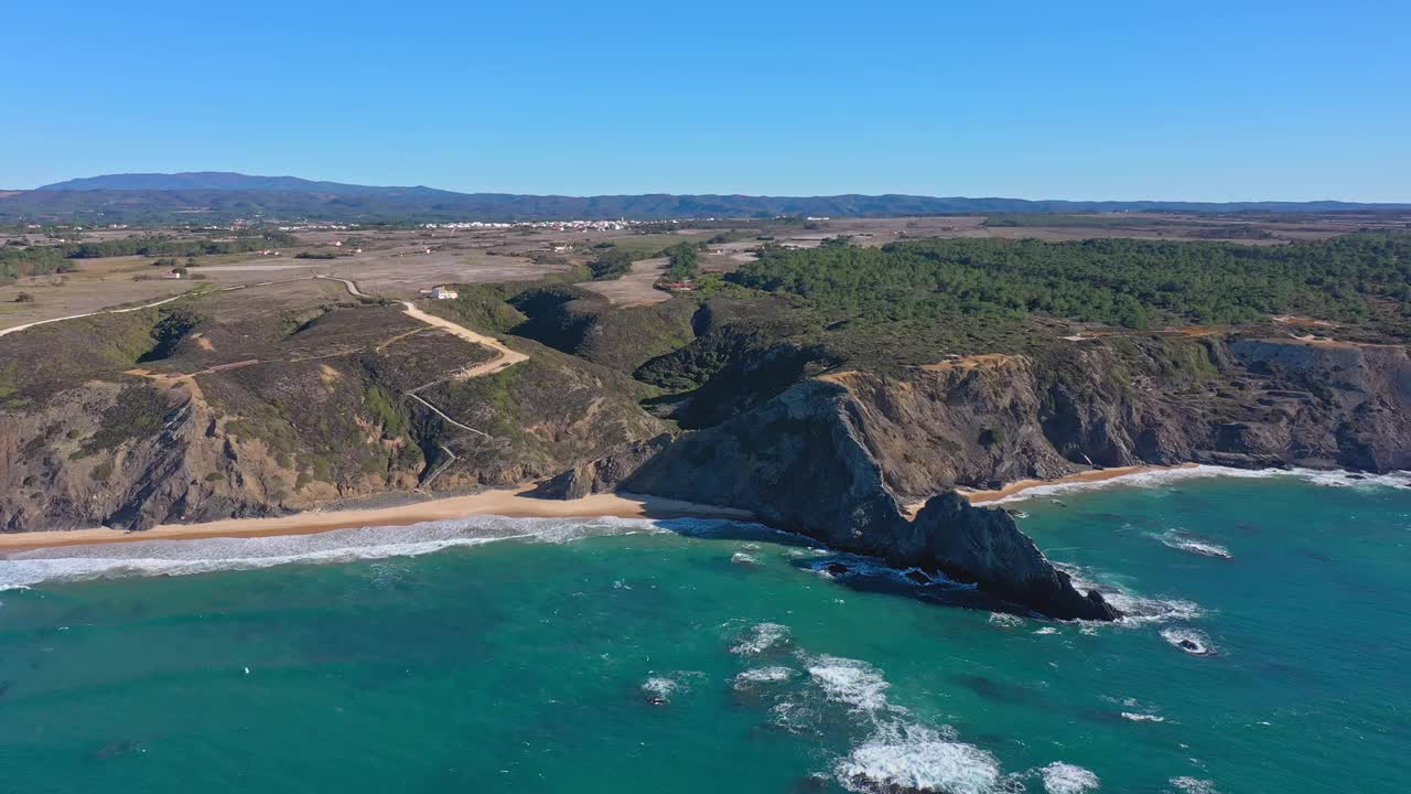 葡萄牙山区海岸线的鸟瞰图，维森蒂纳。多斯霍曼斯谷海滩上的阿杰祖尔村。Sagres视频素材