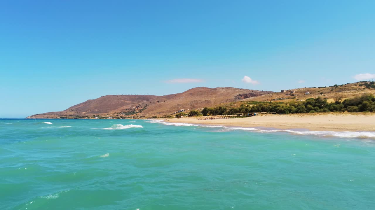 低飞的无人机在地中海和沙滩上的水和波浪视频素材