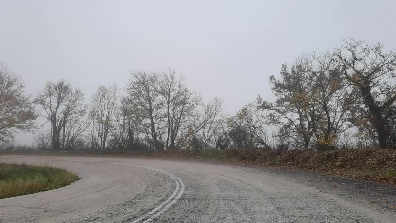 希腊约阿尼纳县弗罗西纳村秋天的早晨，雾蒙蒙的道路视频素材