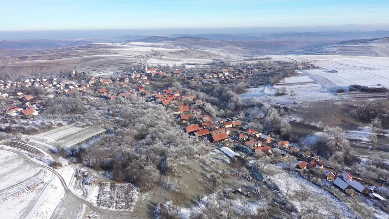 空中拍摄的一个冬天被雪覆盖的村庄视频素材