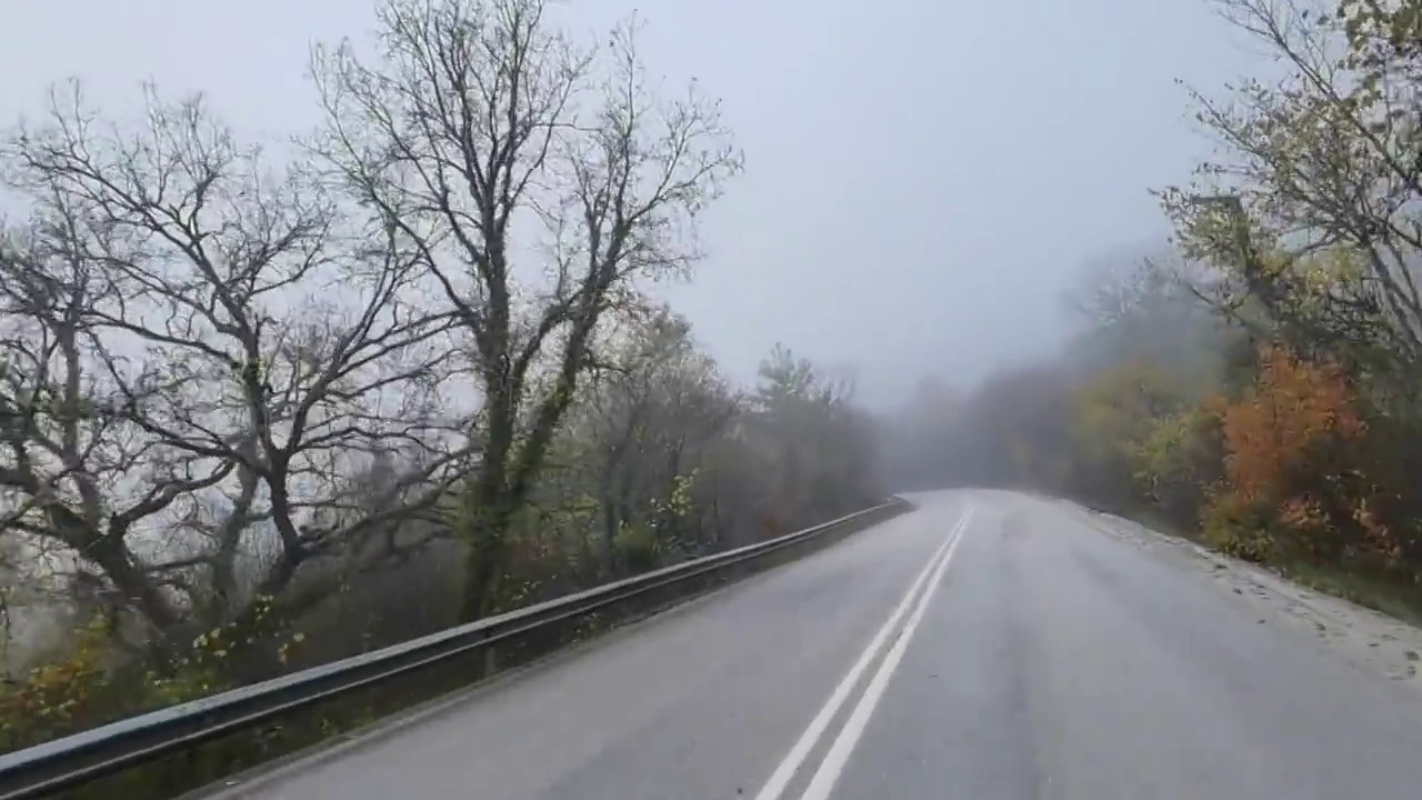 希腊约阿尼纳县弗罗西纳村秋天的早晨，雾蒙蒙的道路视频素材