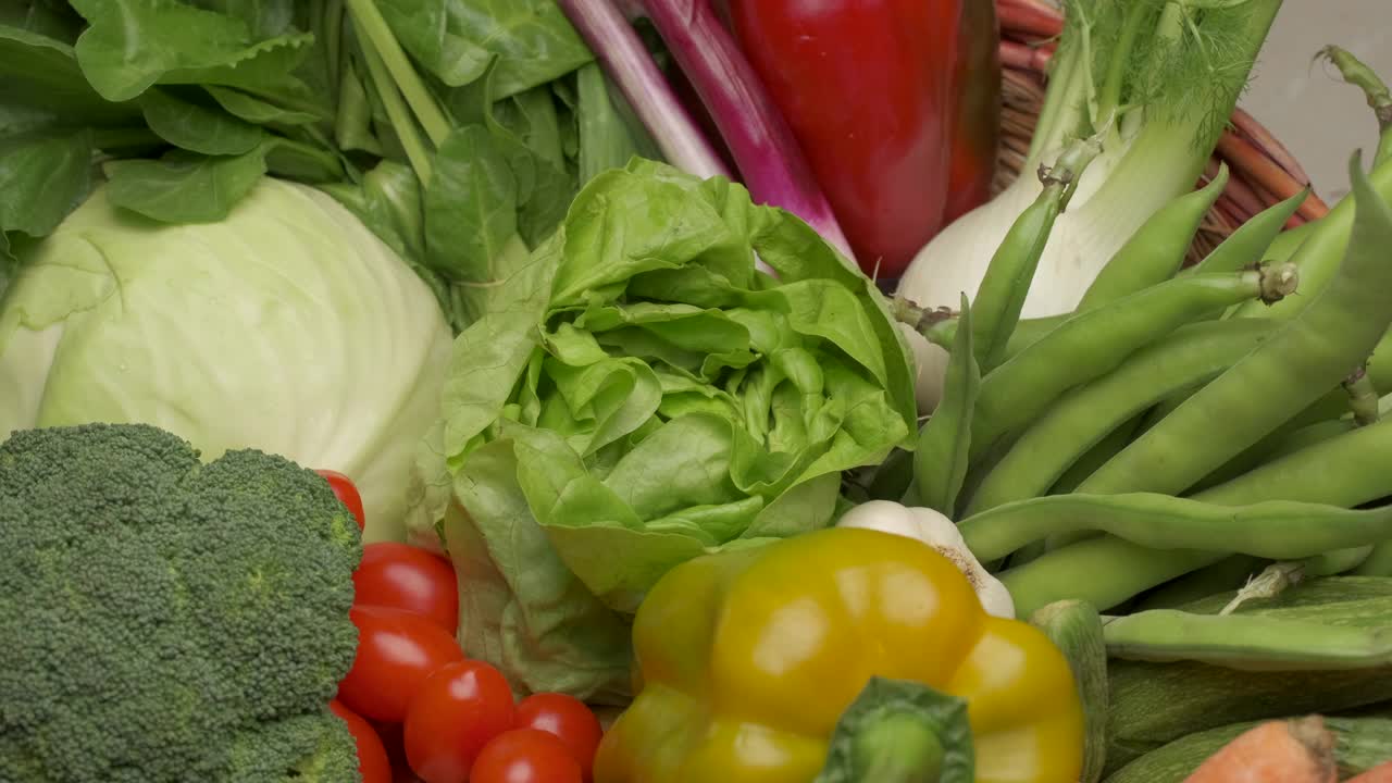 蔬菜绿色沙拉生菜旋转。素食或纯素食品，典型的地中海健康营养视频素材