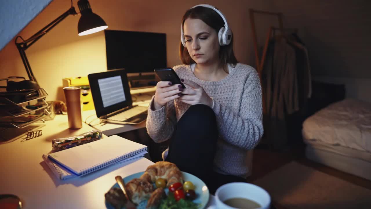 一位妇女在家庭办公室拍摄她的午餐视频素材