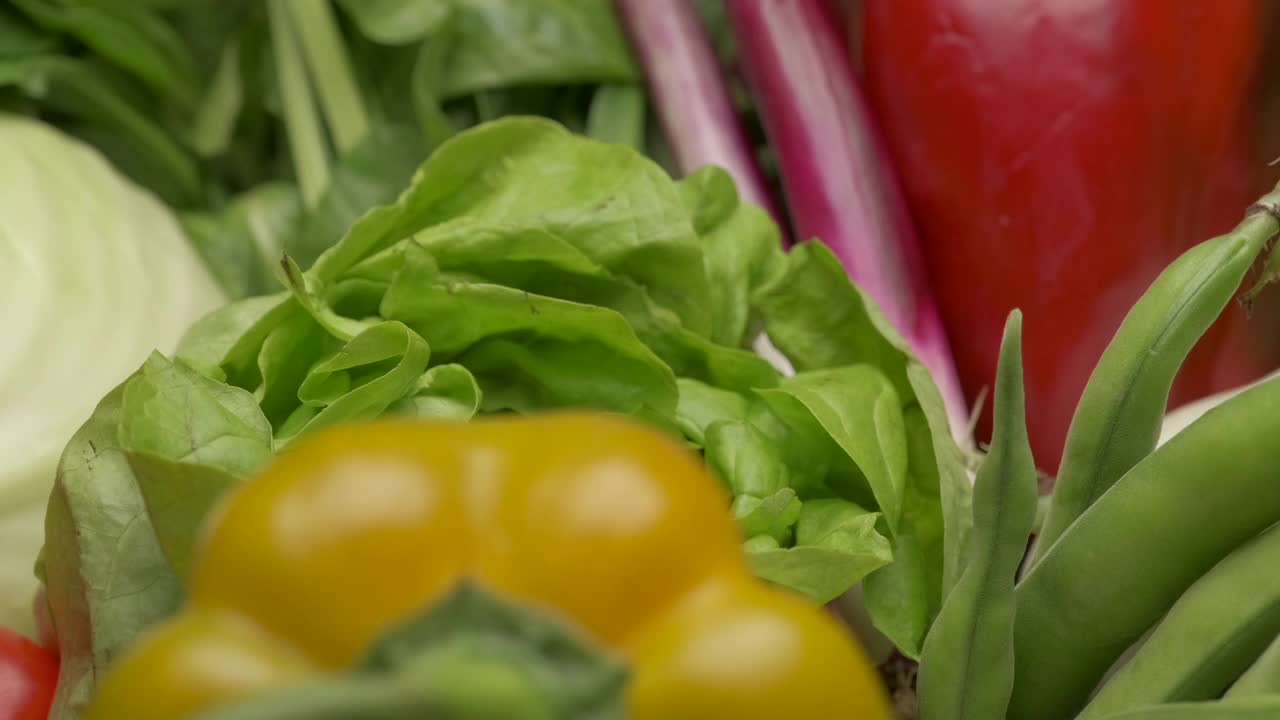 蔬菜绿色沙拉生菜旋转。素食或纯素食品，典型的地中海健康营养视频素材