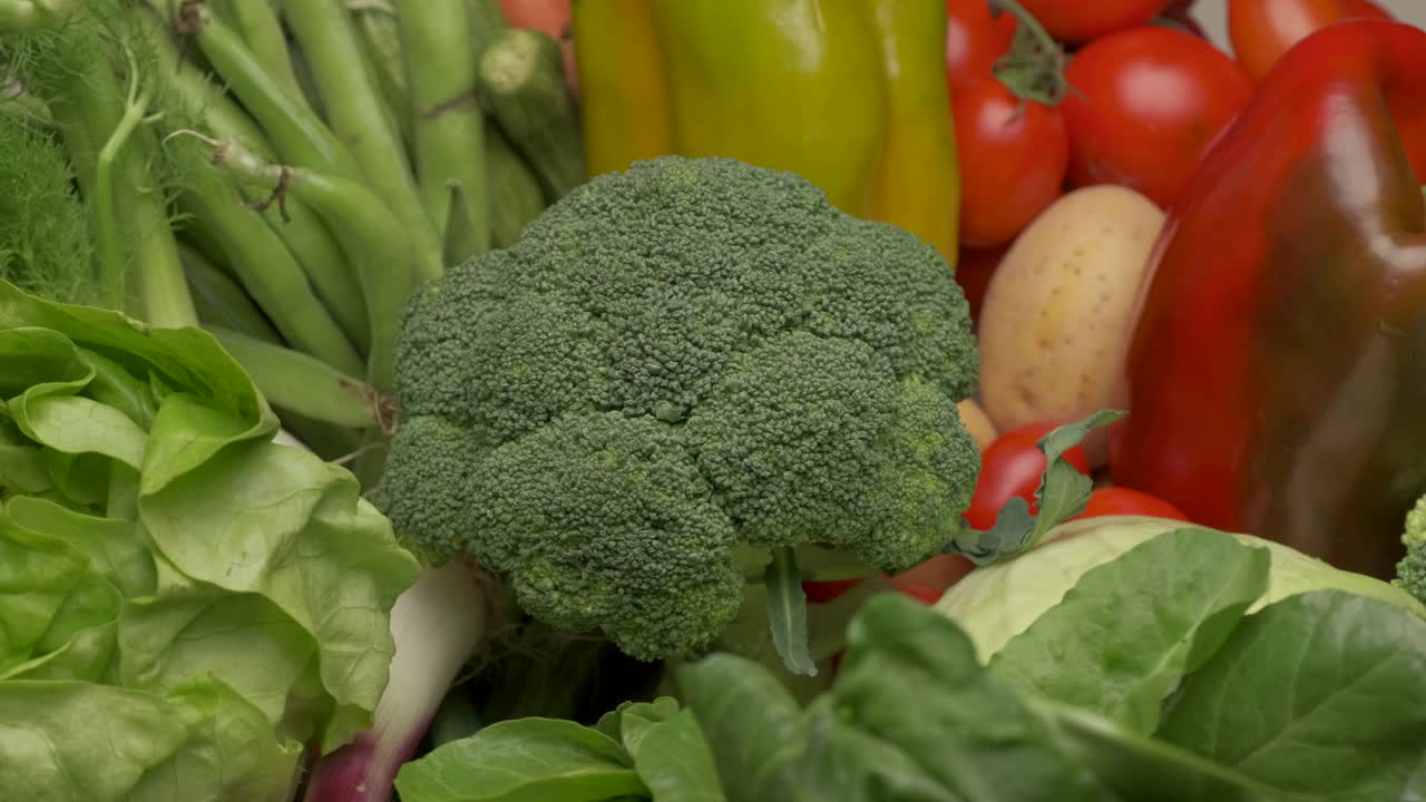 西兰花蔬菜轮作，典型的纯素素食营养，地中海健康饮食视频素材