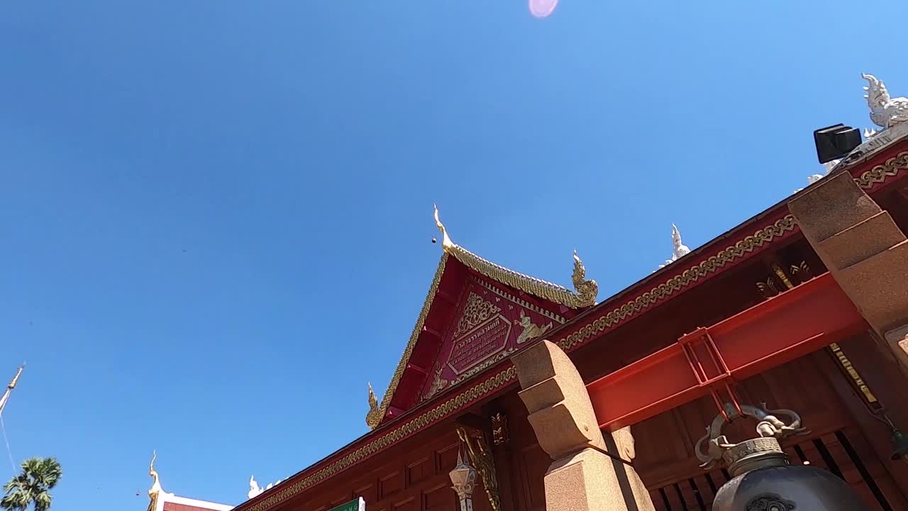 泰国Phra That Si Chom Thong Worawihan寺庙。与游客和泰国游客。视频素材