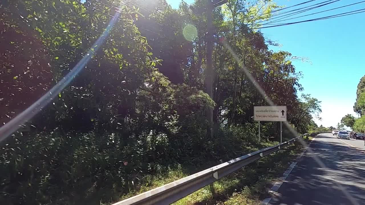 观景的山有双向交通的道路和许多汽车在路上。视频素材