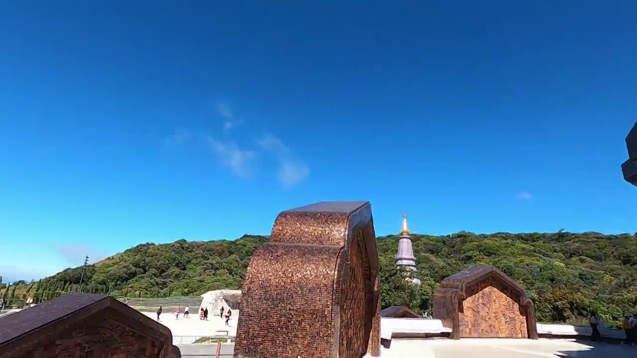 山上寺院周围的淘金和艺术材料是寺院内的石头与山景。视频素材