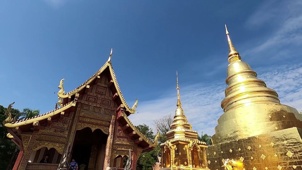 淘金的山墙顶点，装饰性的屋顶点兰那风格和两个金塔在泰国寺庙。视频素材