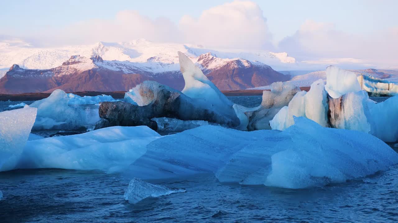 大块的冰，水中的冰山，全球变暖气候变化的概念，冰山在Jokulsarlon冰川泻湖，冰岛视频素材