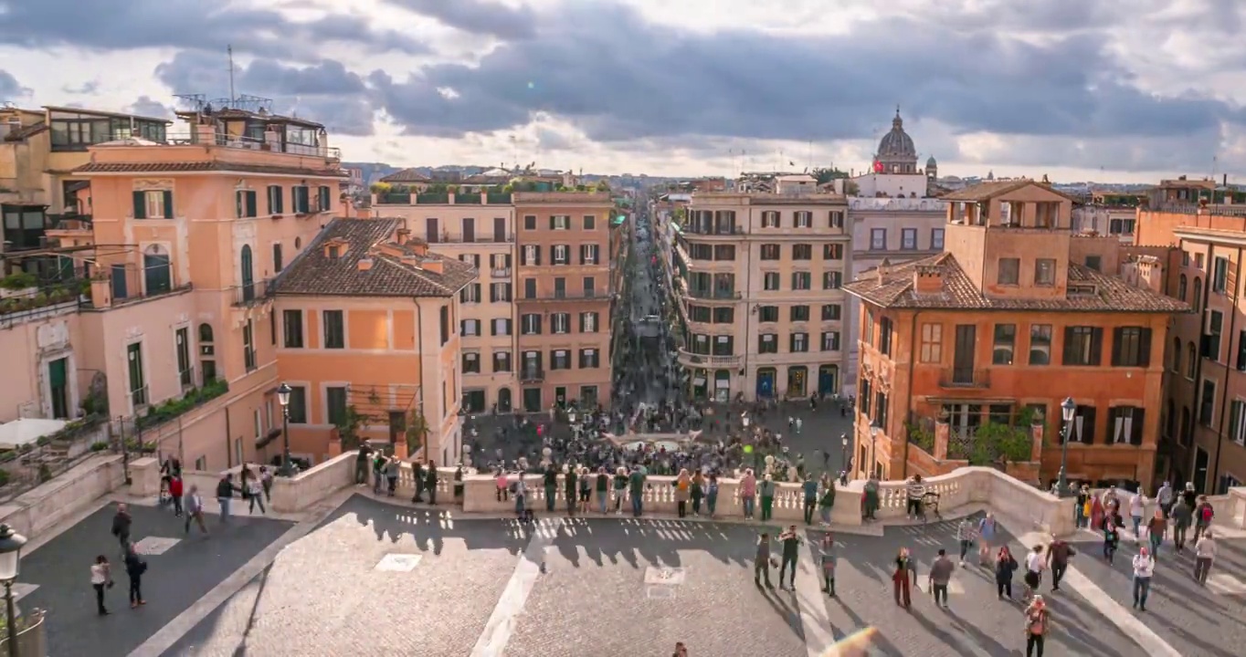 在一个繁忙、阳光明媚的日子里，意大利罗马市中心的西班牙广场(Piazza di Spagna)和西班牙阶梯(Spanish Stairs)的时间跨度为4k。视频素材