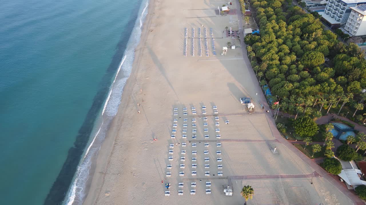 夏日土耳其地中海海滩，鸟瞰图视频素材