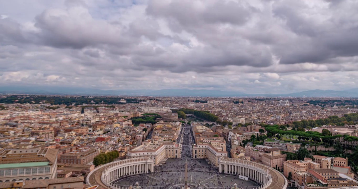 从意大利罗马的圣彼得大教堂(The Holly See)俯瞰圣彼得大教堂(St Peter's Basilica)和圣彼得广场(St Peter's Square)，有4k的时间间隔视频素材