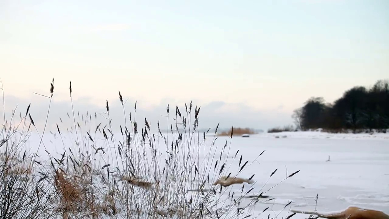 湖面上结了冰，覆盖着白雪视频素材