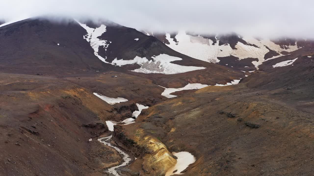 飞越堪察加半岛的山间河流视频素材