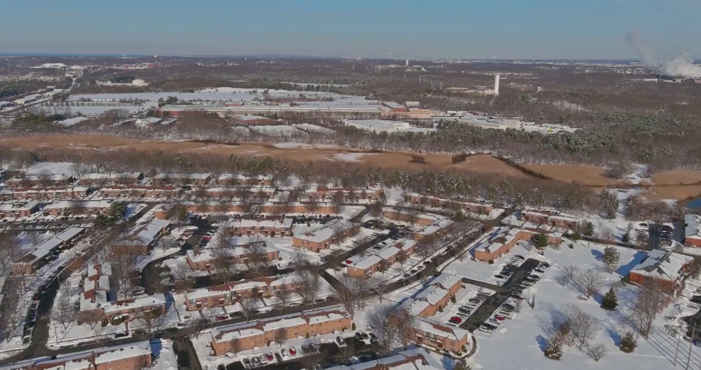 冬季白色景观的小镇住宅小区被白雪覆盖视频素材