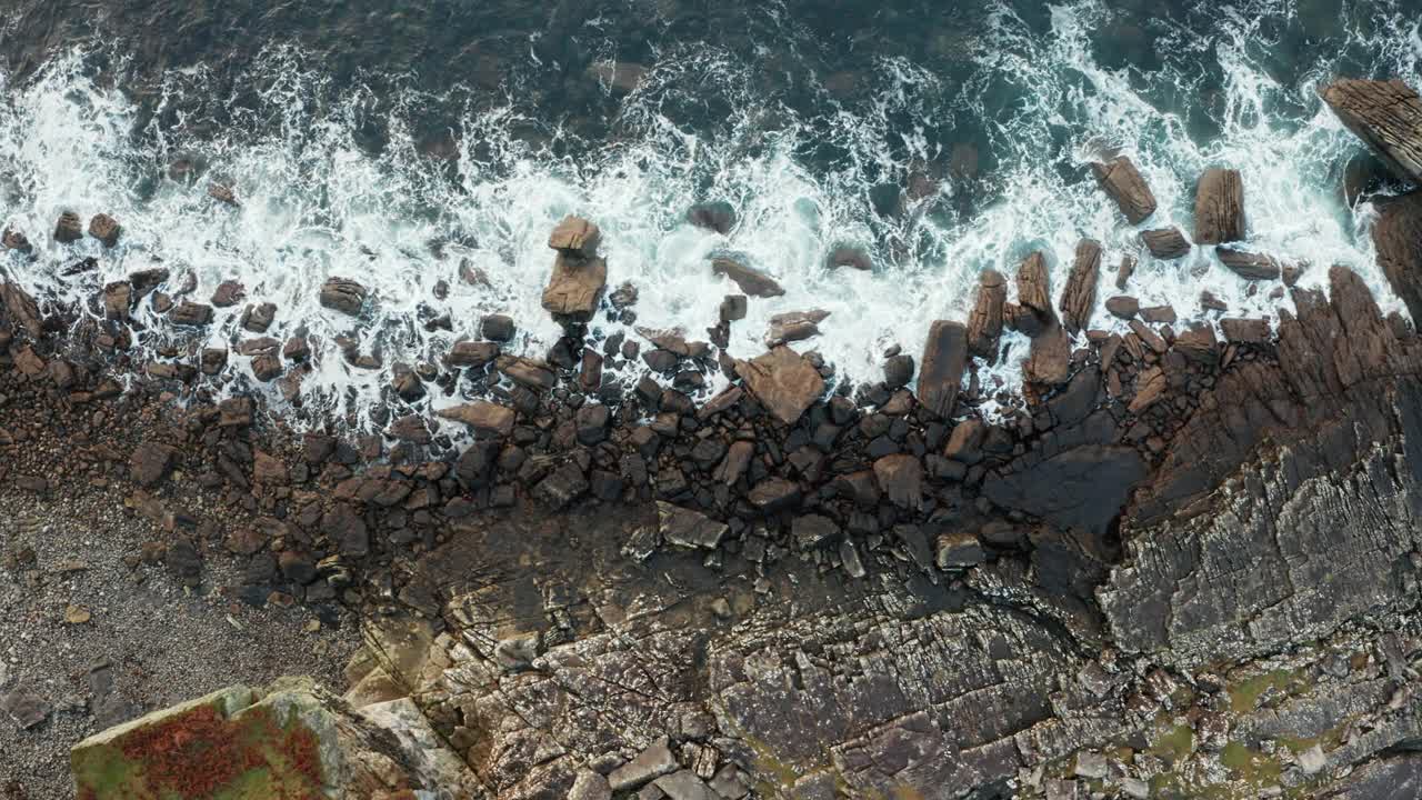 浮水在海边的俯视图视频素材