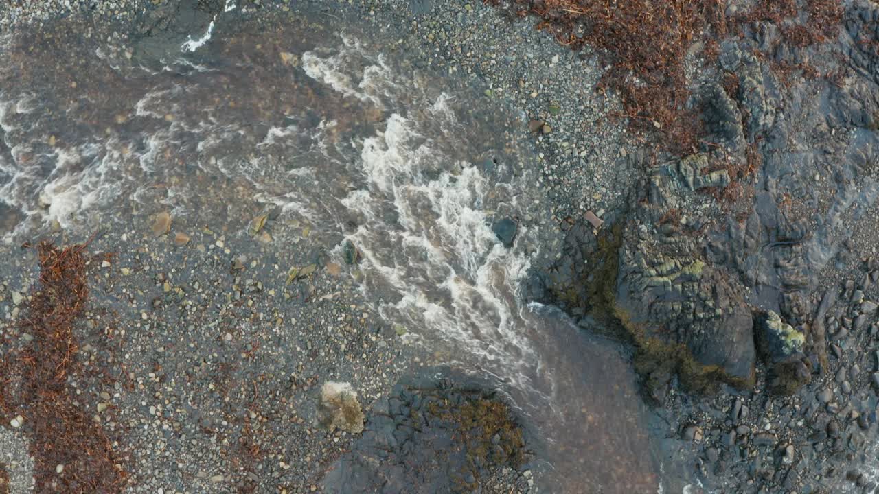 浮水在海边的俯视图视频素材