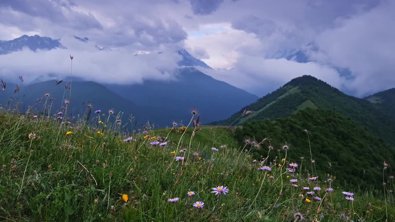 山地景观与风暴云视频素材