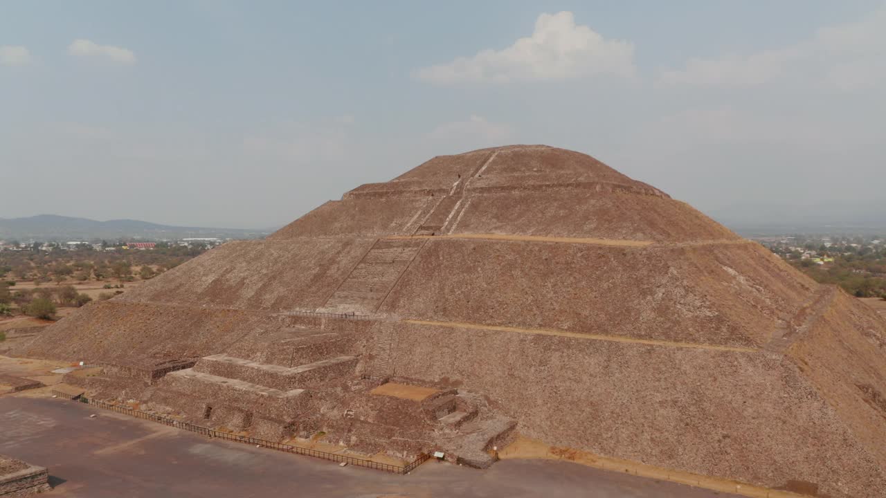 鸟瞰图围绕太阳金字塔在特奥蒂瓦坎复合体在墨西哥。鸟瞰太阳寺和死亡大道，揭示了另一个寺庙，月亮金字塔。旅游目的地视频素材