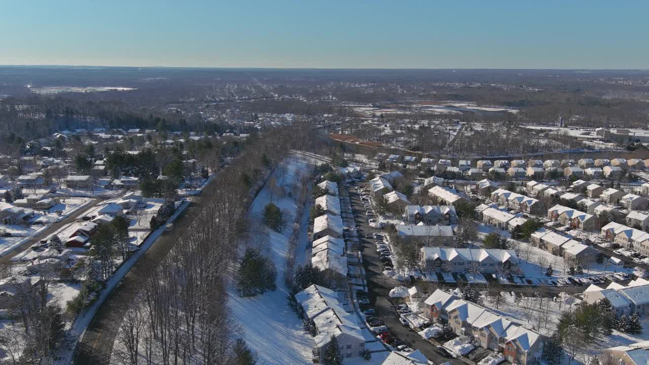 在雪冷的天气里，屋顶上有雪的房子视频素材