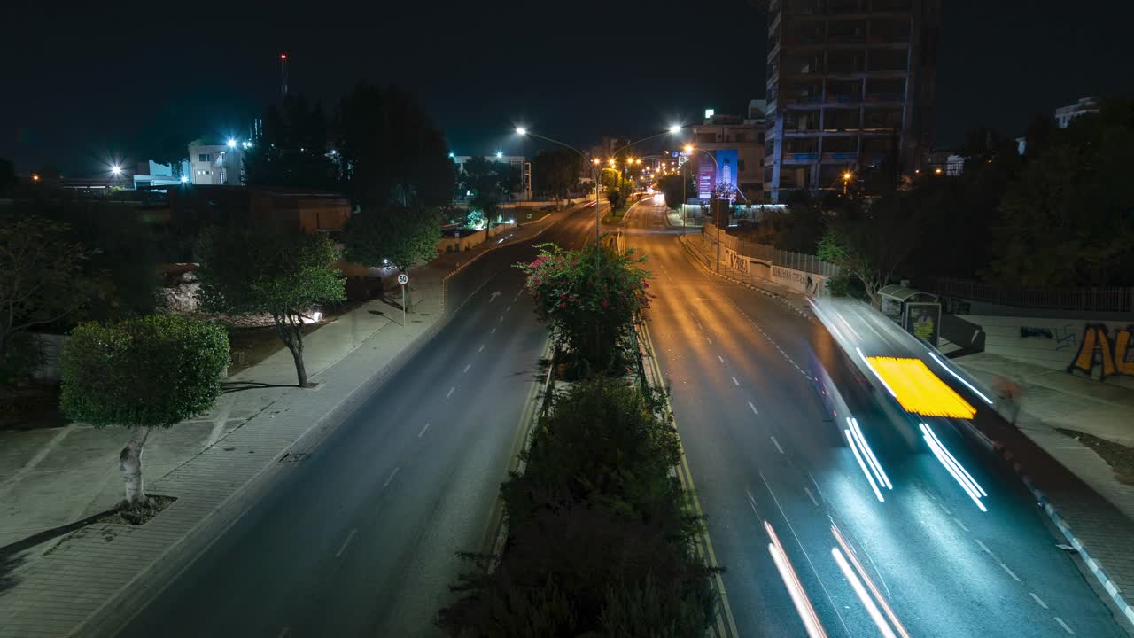 汽车在塞浦路斯尼科西亚市中心移动的时间间隔视频素材