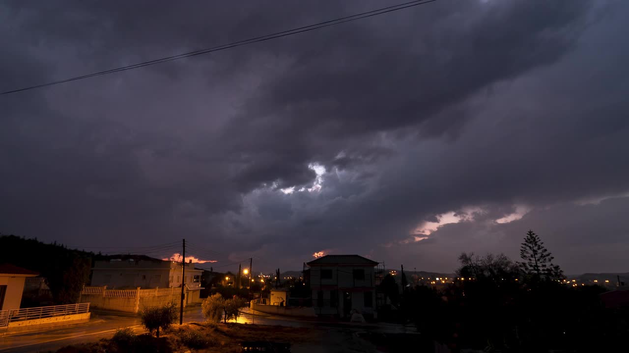 在塞浦路斯尼科西亚的一个小镇的夜晚，暴风雨闪电袭击了一个小镇视频素材