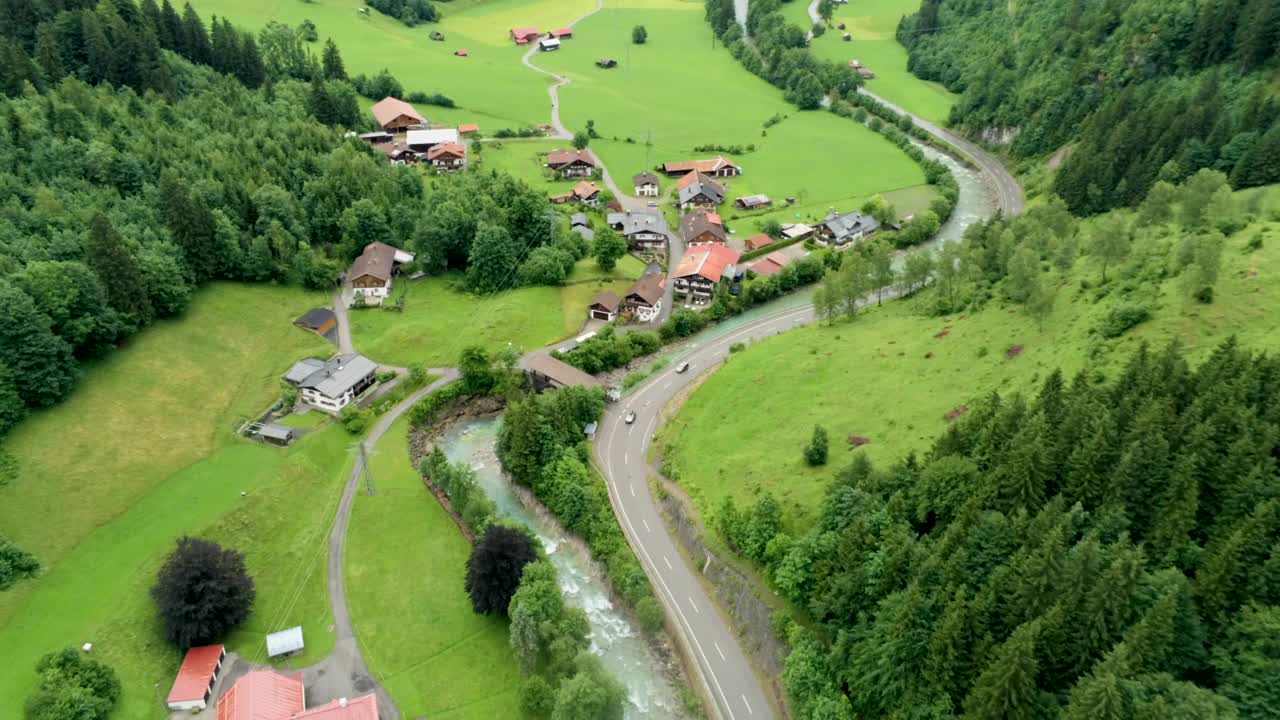 山野鸟瞰图。有河流和汽车道路的高山村庄视频素材