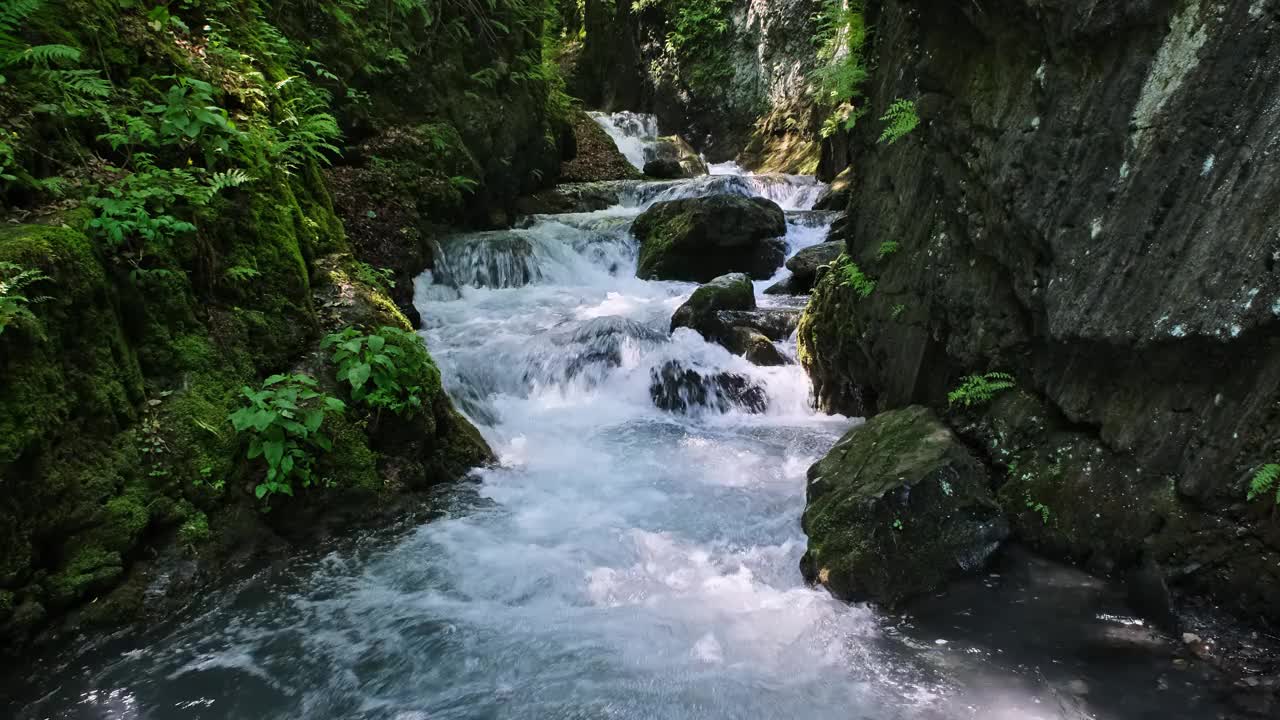 峡谷中的山河视频素材