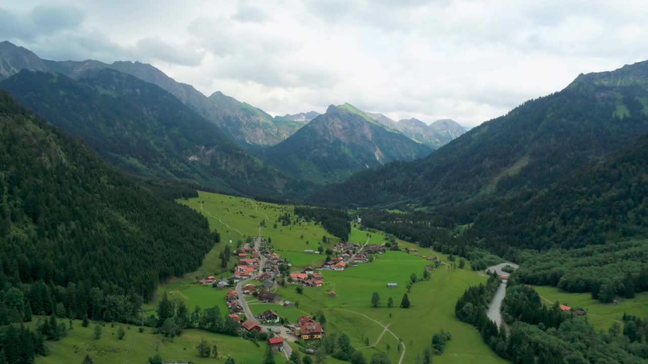 阿尔卑斯山脉村庄的壮丽鸟瞰图。有河的高山乡村视频素材