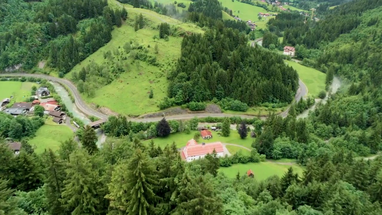 乡村鸟瞰图在阿尔卑斯山山区腹地，德国视频素材