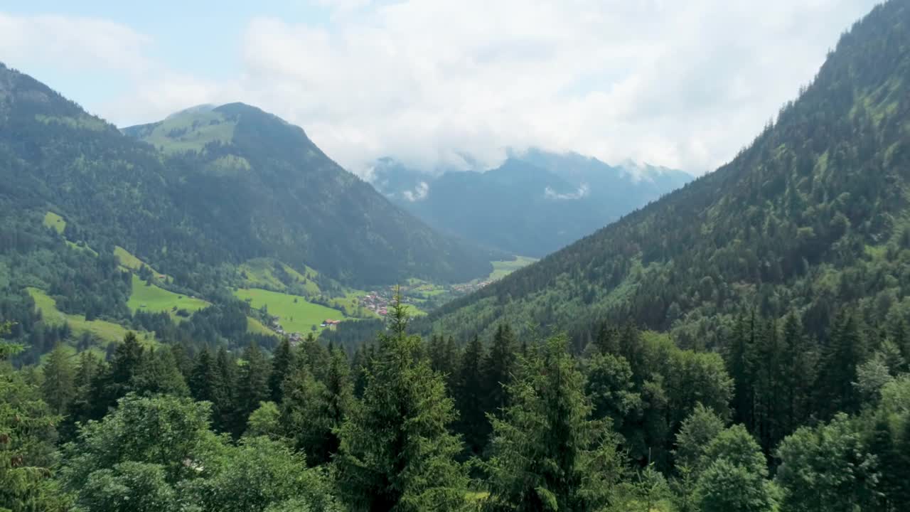 高山村庄的壮丽鸟瞰图。神奇的自然景观视频素材