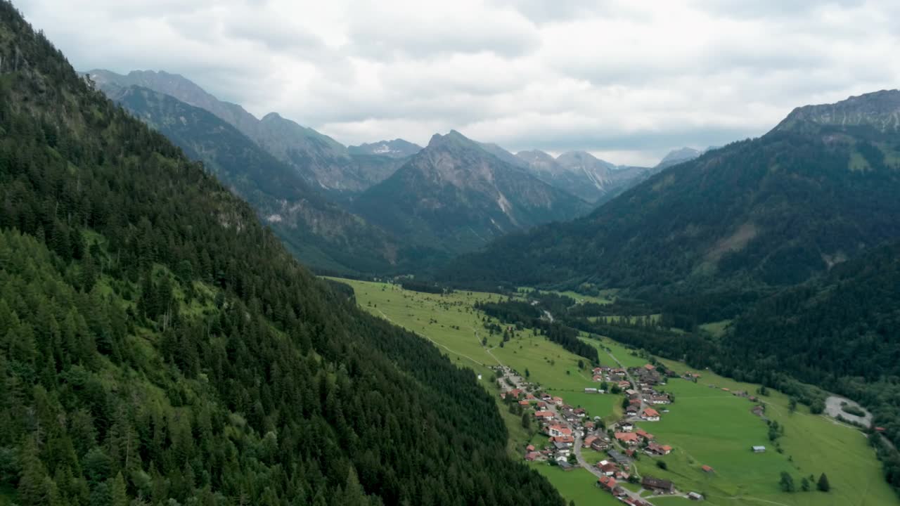 阿尔卑斯山脉村庄的壮丽鸟瞰图。有河的高山乡村视频素材