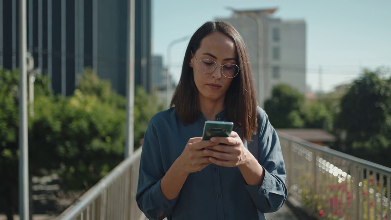 女商人在上班的路上使用电话视频素材