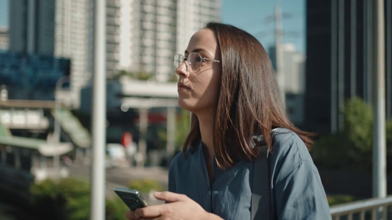 女商人在上班的路上使用电话视频素材