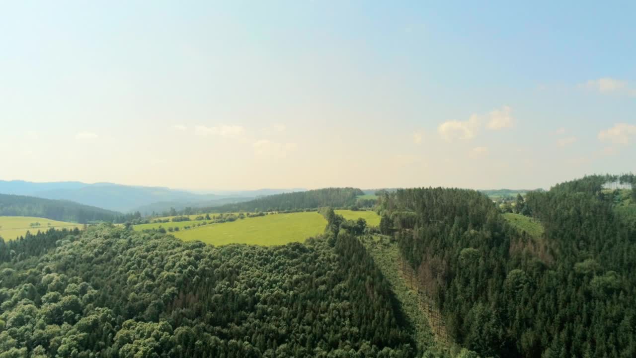 风景鸟瞰图的自然景观与绿色山谷和森林在夏天视频素材