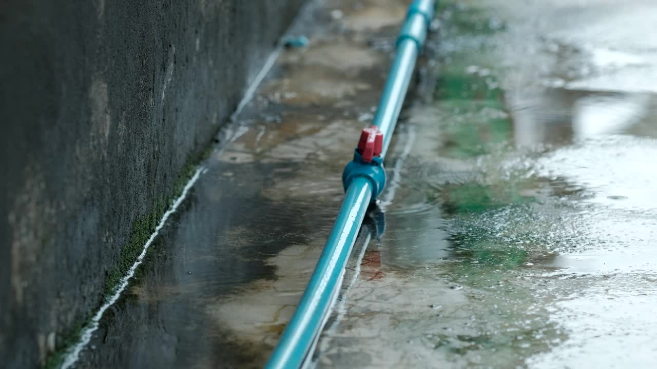 下雨天，水管躺在地上视频素材