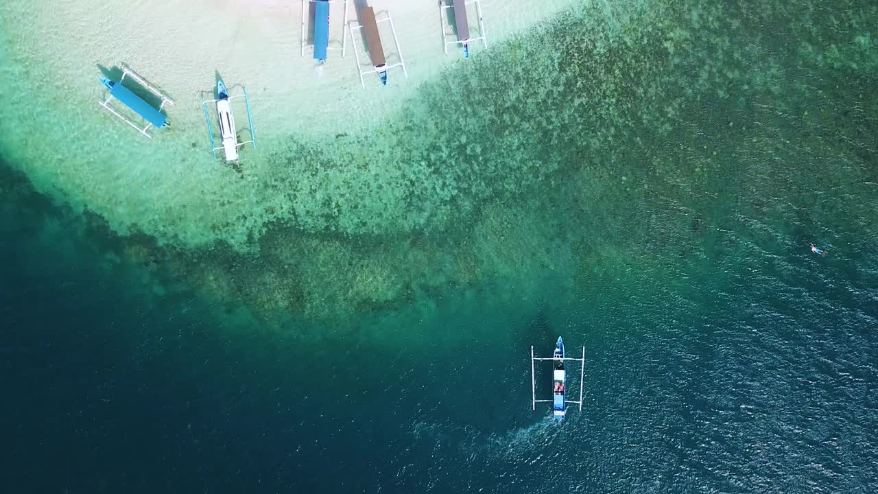 Gili Kedis岛上的观光船视频素材