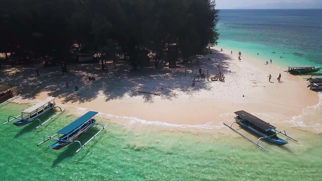 奇异的绿松石水在Gili Nanggu岛视频素材