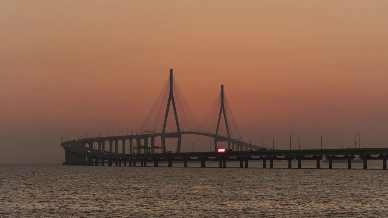 汽车在仁川大桥上行驶，落日美景/韩国仁川视频素材