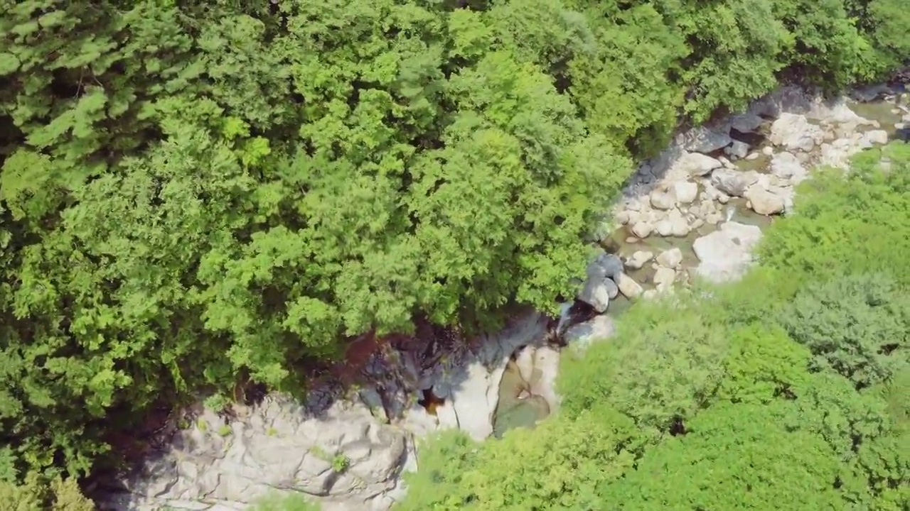 七仙谷——韩国庆尚南道咸阳郡智异山的山谷水流和森林视频素材