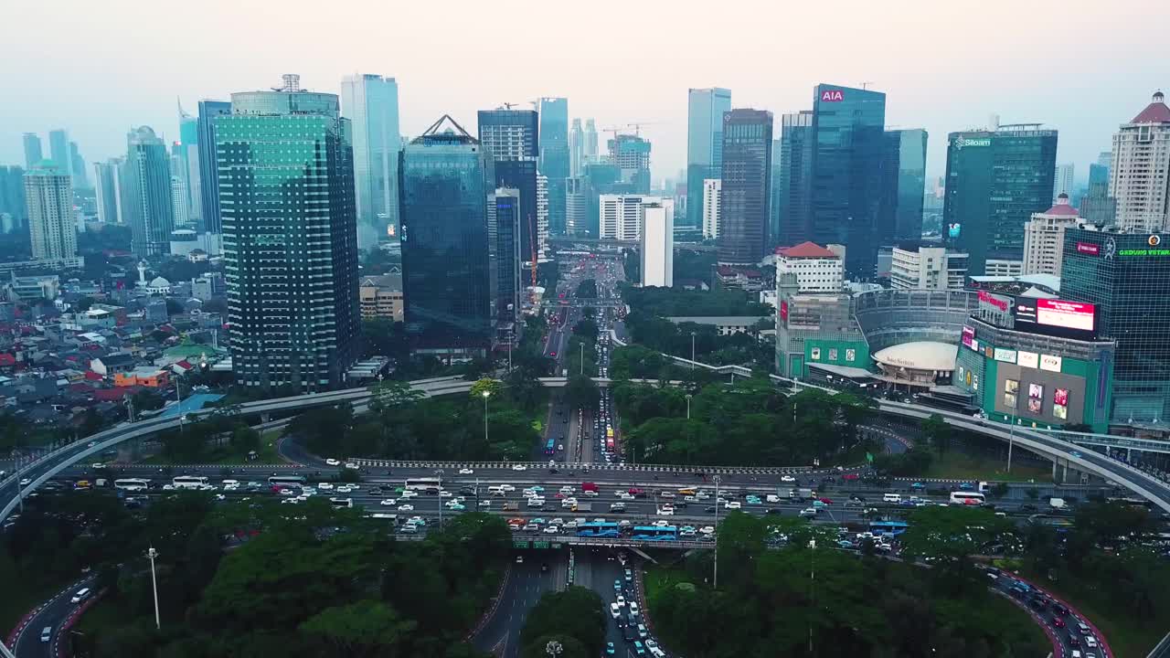 塞门吉大桥，交通拥堵，摩天大楼林立视频素材