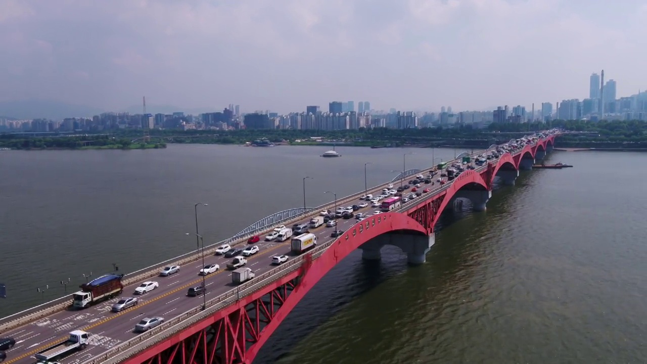 韩国首尔永登浦区汉江上的城山大桥和奥运大路上行驶的车辆视频素材