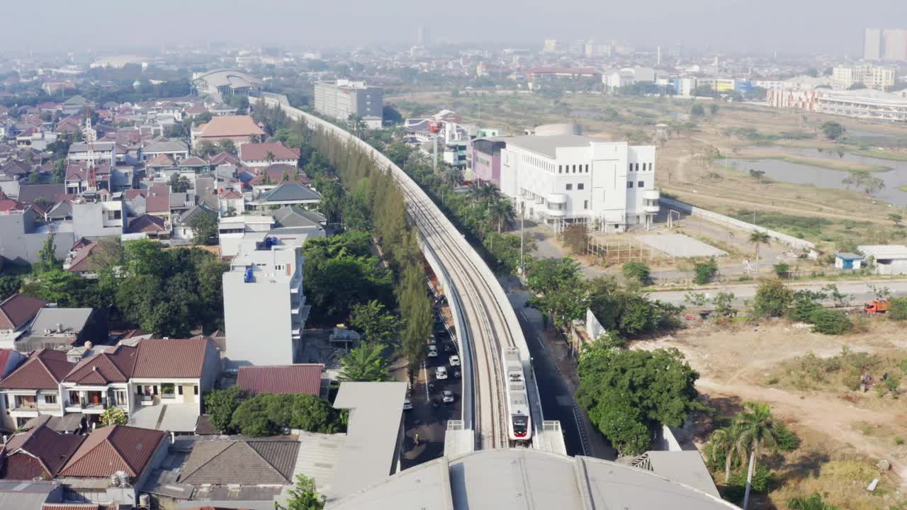 雅加达捷运在高架铁路上运行视频素材